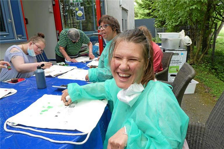 Von den Angeboten der Mode-Mitmachbox am besten gefallen hat allen Teilnehmern das selbstständige Gestalten und Bedrucken von Stoffbeuteln. Foto: Diakonie Stetten