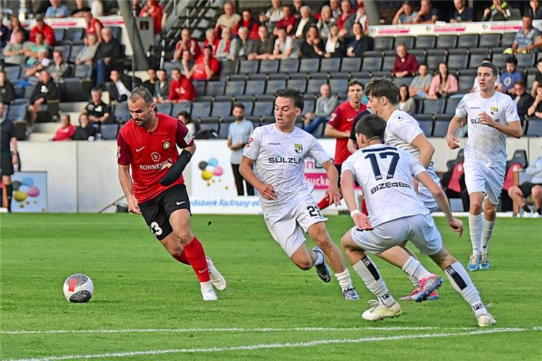 Von den Balingern selten gestoppt, schnürt Fabian Eisele (am Ball) bei Großaspachs 6:1-Heimsieg im Mai einen Dreierpack. Foto: Tobias Sellmaier