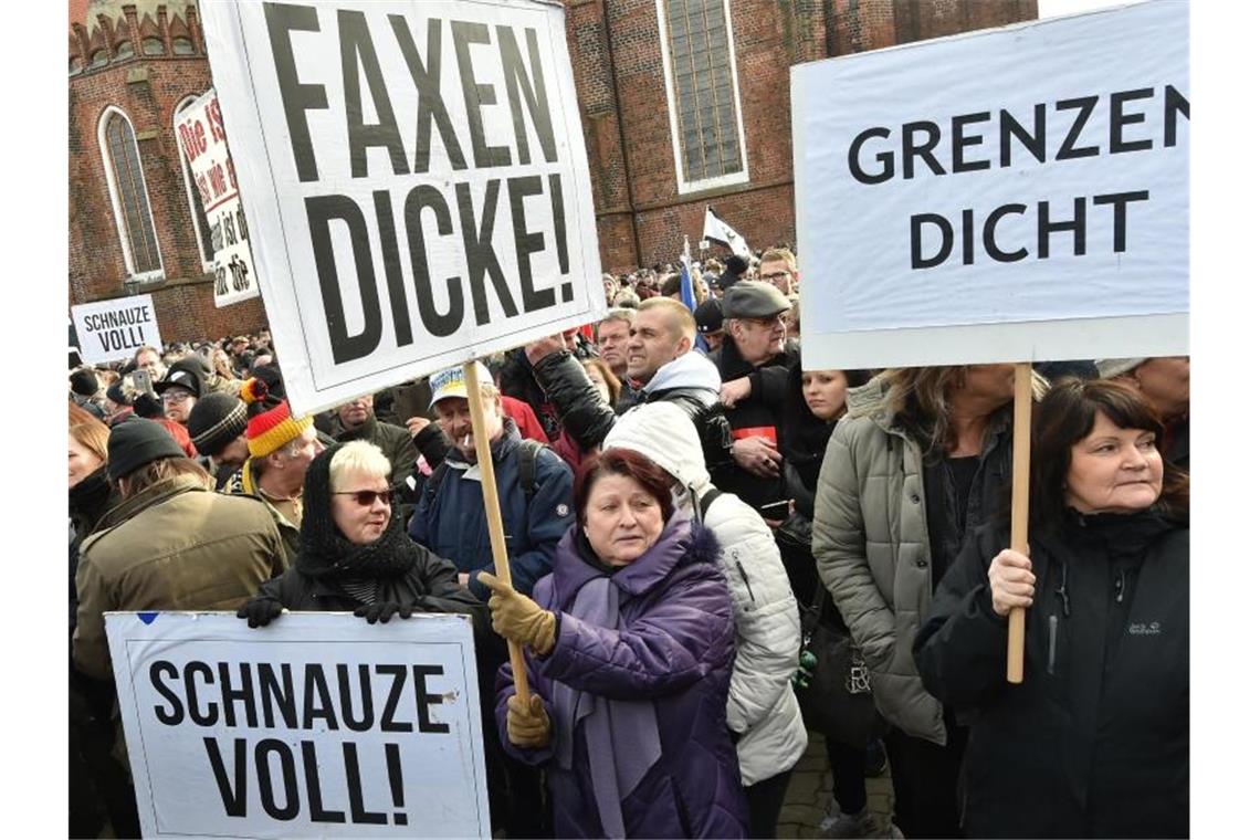 Deutsche gelassener - Misstrauen gegenüber Politik bleibt