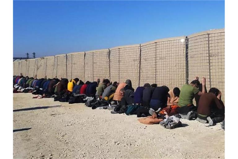 Von den Demokratischen Kräften Syriens festgenommene IS-Kämpfer in Al-Hassaka. Foto: --/Kurdish-led Syrian Democratic Forces/AP/dpa