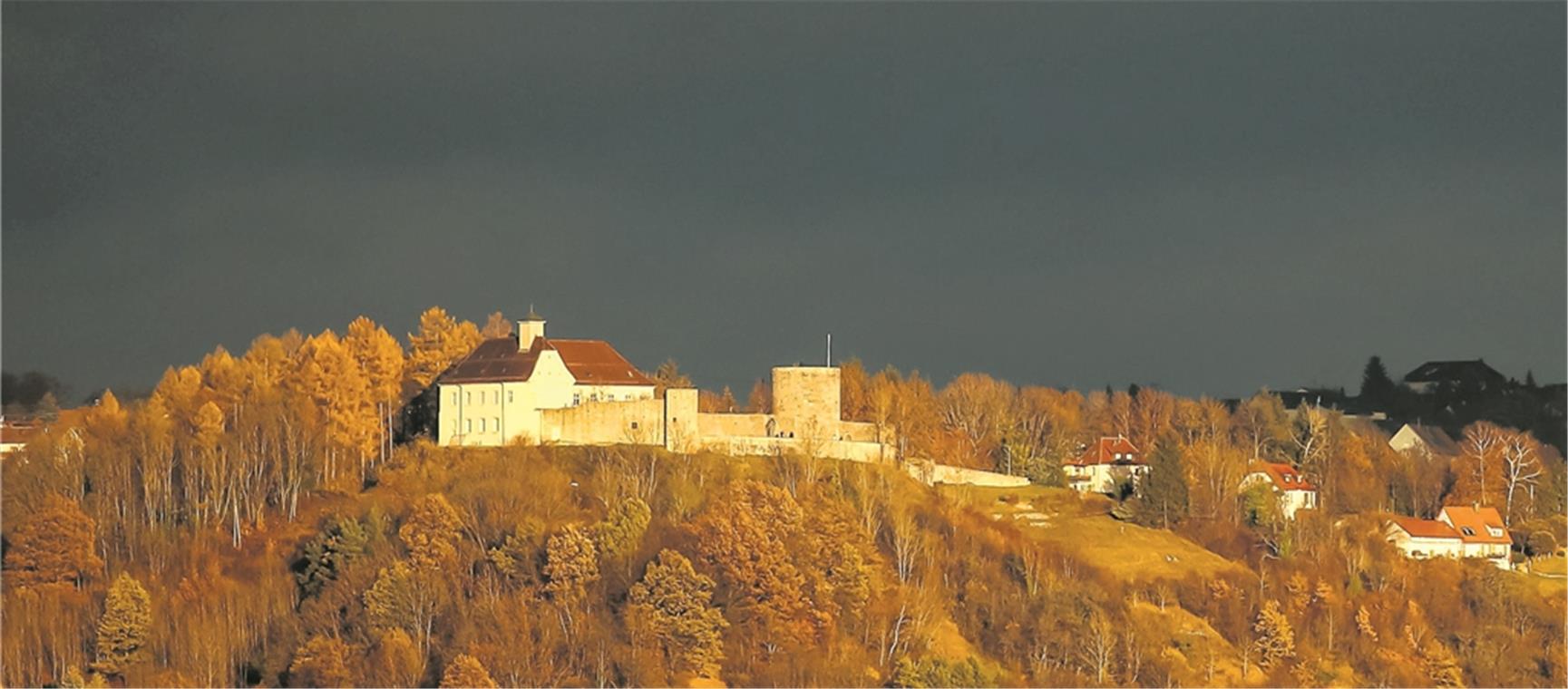 Von den dunklen Wolken ließ sich die Novembersonne nicht vertreiben und strahlte munter weiter auf die Burg Ebersberg in Auenwald. Foto: A. Becher
