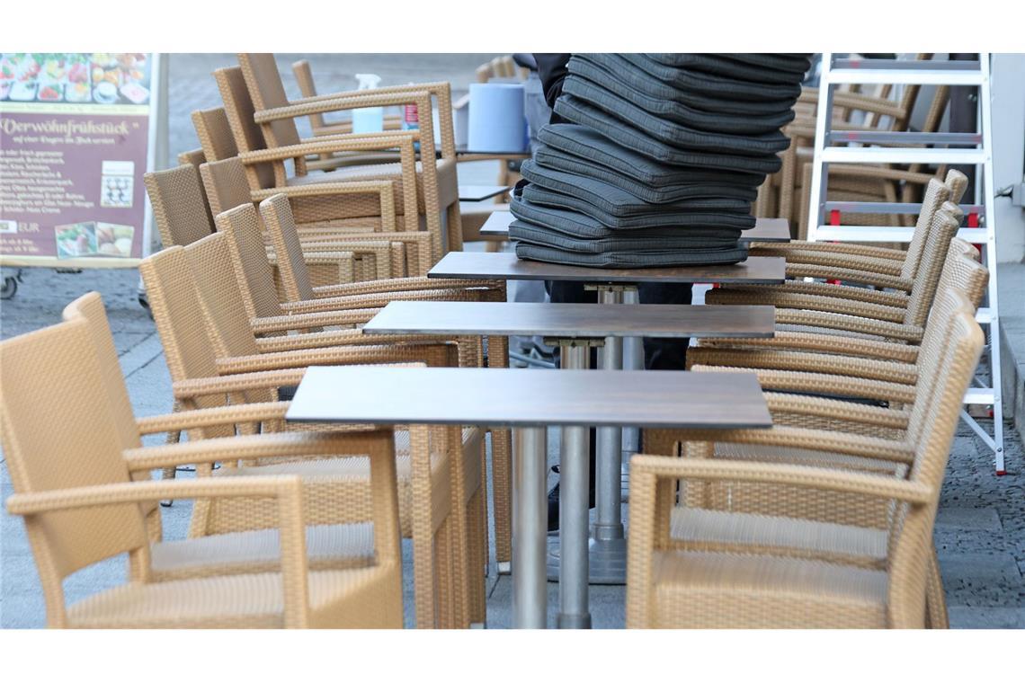 Von den frühlingshaften Temperaturen profitiert auch die Außengastronomie.