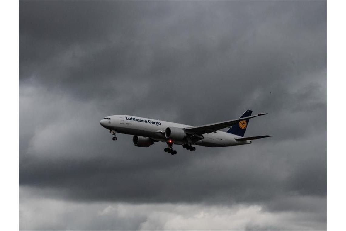 Keine Einigung mit Piloten - Lufthansa Cargo streicht Flüge Von den gestrichenen Cargo-Flügen bei der Lufthansa sind vor allem Verbindungen nach Asien seien betroffen. Foto: Boris Roessler/dpa