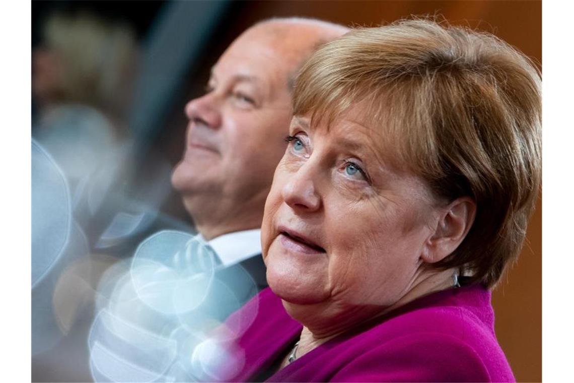 Scholz: SPD kann bald wieder den Kanzler stellen Von den jüngsten Wahlergebnissen gebeutelt: Bundeskanzlerin Angela Merkel Finanzminister und Olaf Scholz zu Beginn einer Kabinettssitzung. Foto: Bernd von Jutrczenka