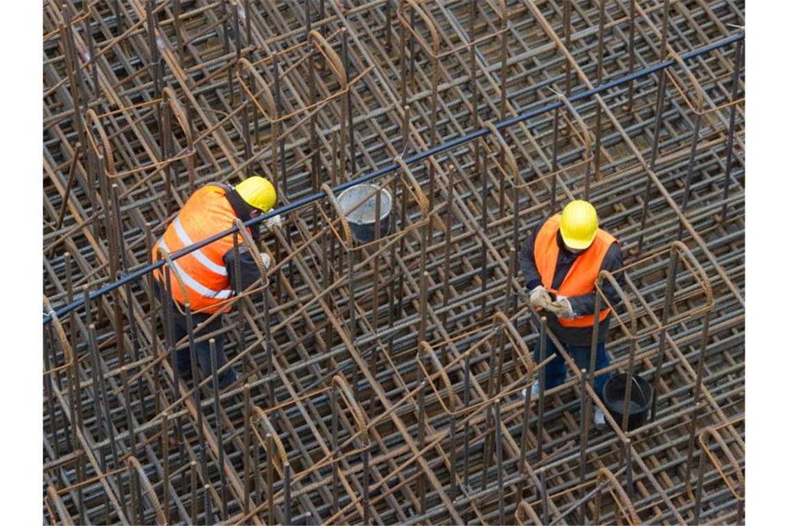 IG Bau nimmt Schlichterspruch zu höheren Mindestlöhnen an Von den neuen Mindestlöhnen würden nach Gewerkschaftsangaben mehr als 200.000 der bundesweit etwa 820.000 Bau-Beschäftigten profitieren. Foto: Patrick Pleul/zb/dpa