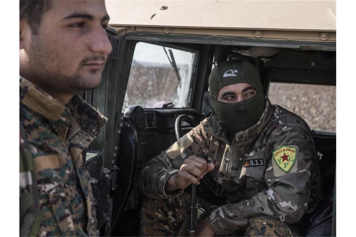 Von den USA allein gelassen: Soldaten der Kurdenmiliz YPG beim Rückzug aus Nordsyrien. Foto: Baderkhan Ahmad/AP/dpa