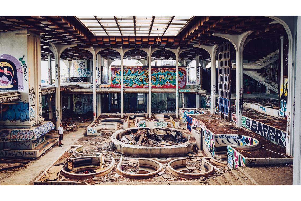 Morbider Lost Place auf windgepeitschter Urlaubsinsel Von der 1972 eröffneten Nobelherberge des Haludovo Palace Hotel ist nur eine ausgebeinte Ruine geblieben.