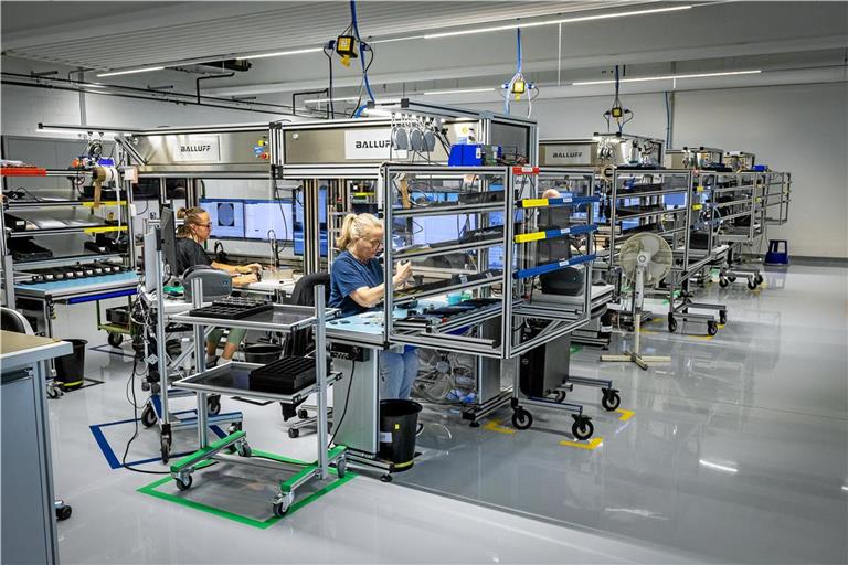 Von der alten Halle sind nur die Außenwände stehen geblieben. Jetzt produziert Balluff am neuen Standort in Waldrems Industriekameras. Das Geschäftsfeld gehört zu den weltweit wachsenden Segmenten der industriellen Automatisierung. Foto: Alexander Becher