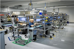 Von der alten Halle sind nur die Außenwände stehen geblieben. Jetzt produziert Balluff am neuen Standort in Waldrems Industriekameras. Das Geschäftsfeld gehört zu den weltweit wachsenden Segmenten der industriellen Automatisierung. Foto: Alexander Becher