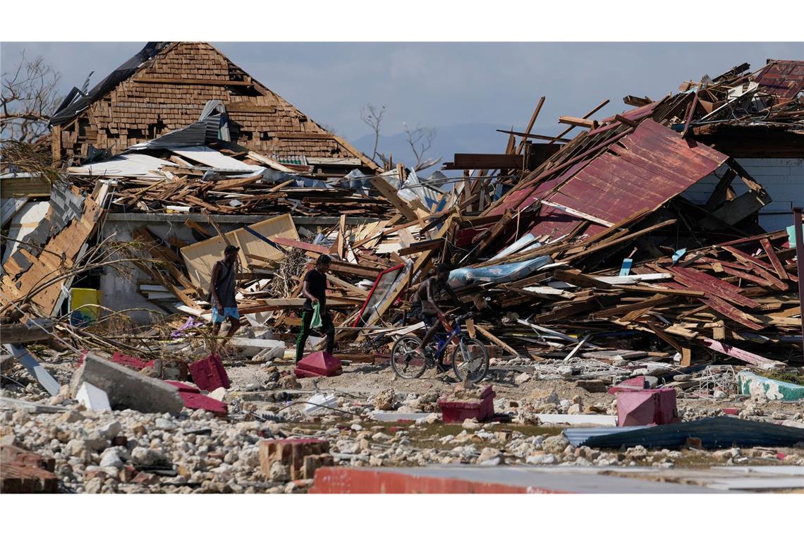 Hurrikan "Melissa": Steigende Opferzahl und erste Hilfsflüge Von der Außenwelt abgeschnittene Jamaikaner sind auf Hilfsgüter angewiesen.