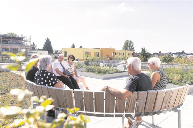 Von der Dachterrasse aus bietet sich ein weiter Ausblick. Für den Garten sind auch Mittel aus der Weihnachtsspendenaktion der Backnanger Kreiszeitung – BKZ-Leser helfen – bereitgestellt worden.