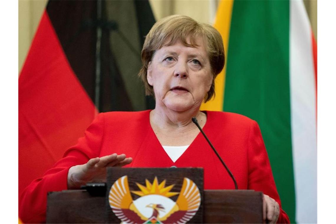 Von der deutschen Innenpolitik eingeholt: Bundeskanzlerin Angela Merkel in Südafrika. Foto: Kay Nietfeld/dpa