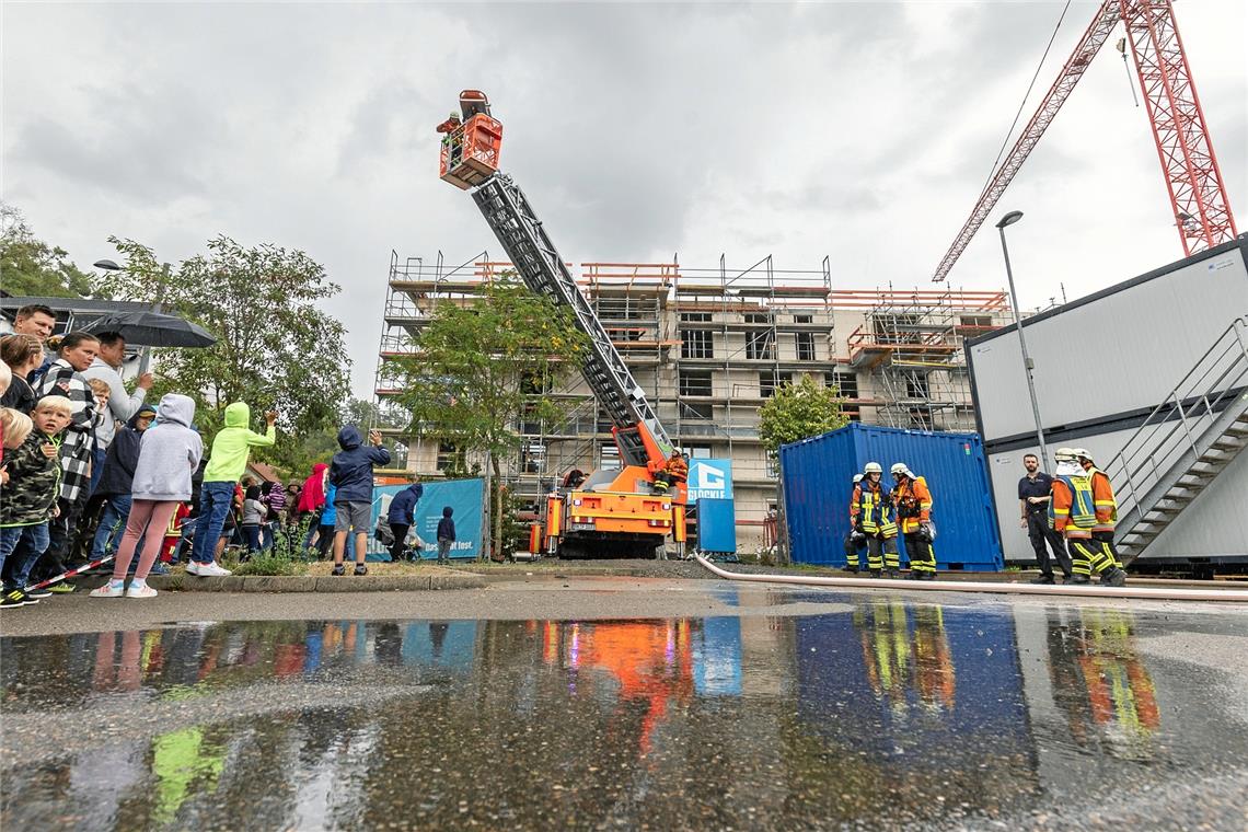 Von der Drehleiter aus wird das angebliche Feuer bekämpft und der „verletzte“ Arbeiter in Sicherheit gebracht. Foto: Dietmar van der Linden