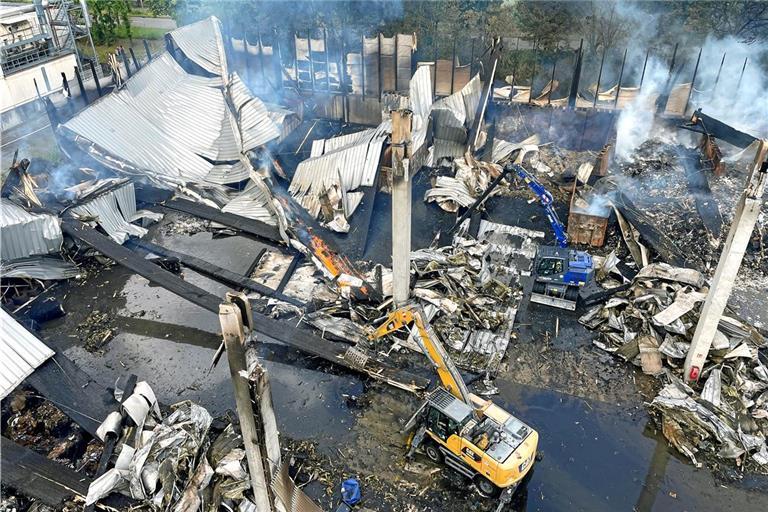 Von der einstigen Lagerhalle steht nicht mehr viel. Mit Baggern wurde der Brandschutt aufgeräumt. Foto: THW-Ortsverband Backnang