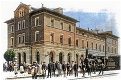 Von der Eröffnung der Murrbahnstrecke gibt es keine Fotos mehr. Dieses Bild wurde vermutlich um 1890 gemacht. Die handkolorierte Aufnahme zeigt eine Lokomotive vom Typ B und das Bahnpersonal vor dem alten Backnanger Bahnhof. Foto: Stadtarchiv Backnang