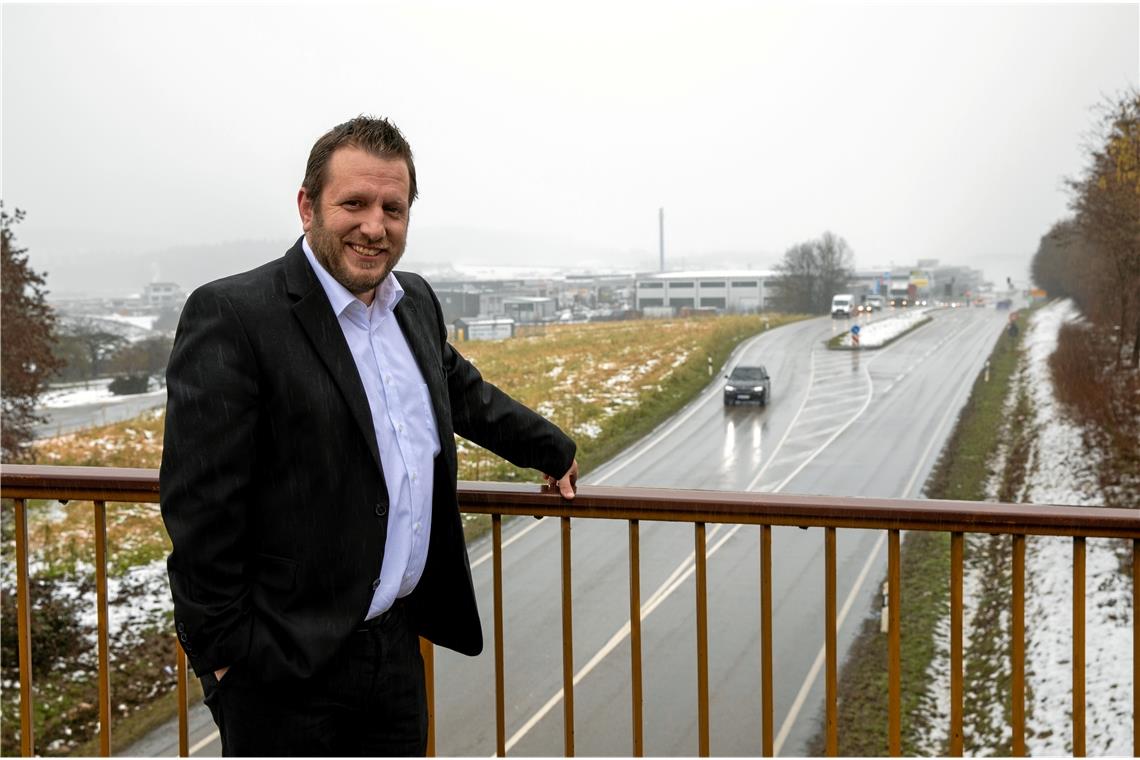 Von der Fußgängerbrücke am Wasserturm in Backnang hat Georg Devrikis im Blick, was ihm am Herzen liegt: Eine gute Verkehrsanbindung, sprich dass auch der B-14-Ausbau vorangeht, die Lerchenäcker, die für Wirtschaft und Arbeitsplätze stehen, sowie den Umkreis – den ländlichen Raum. Foto: A. Becher