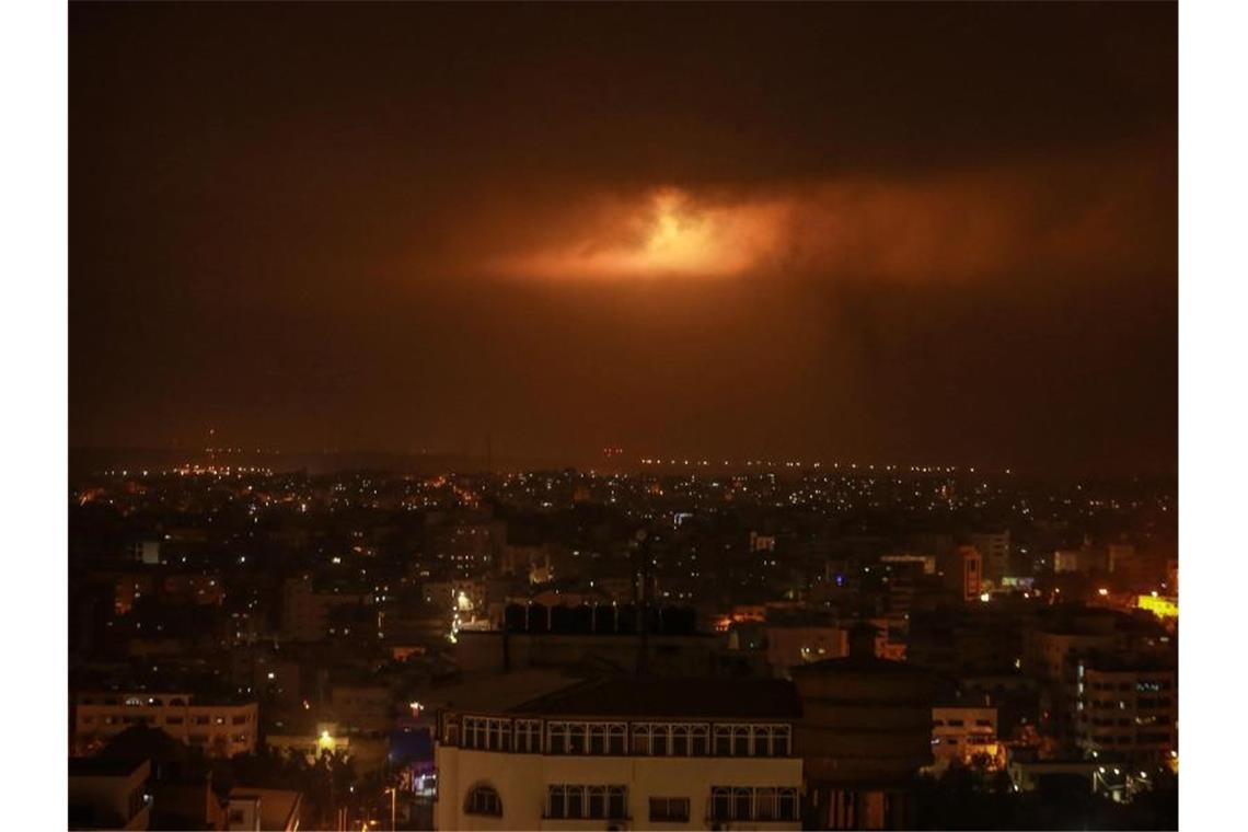 Von der israelischen Armee abgefeuerte Leuchtbomben erhellen den Nachthimmel über Gaza. Foto: Mohammed Talatene/dpa