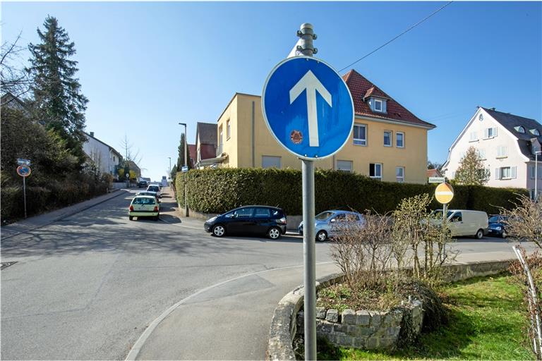 Von der Karl-Krische-Straße in den Krankenhausweg abbiegen ist bisher verboten. Noch gibt es im Krankenhausweg acht Stellplätze. Foto: A. Becher