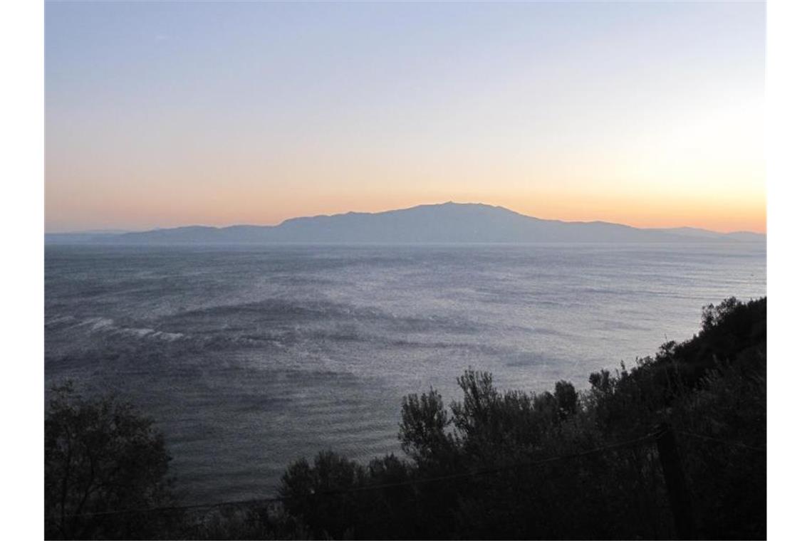 Zwei Menschen ertrinken vor Lesbos Von der Küste von Behramkale (auch bekannt als Assos) ist die griechische Insel Lesbos zu erkennen. Behramkale gehört zum Landkreis Ayvacik, von hier aus fahren die meisten Flüchtlingsboote los. Foto: picture alliance / dpa