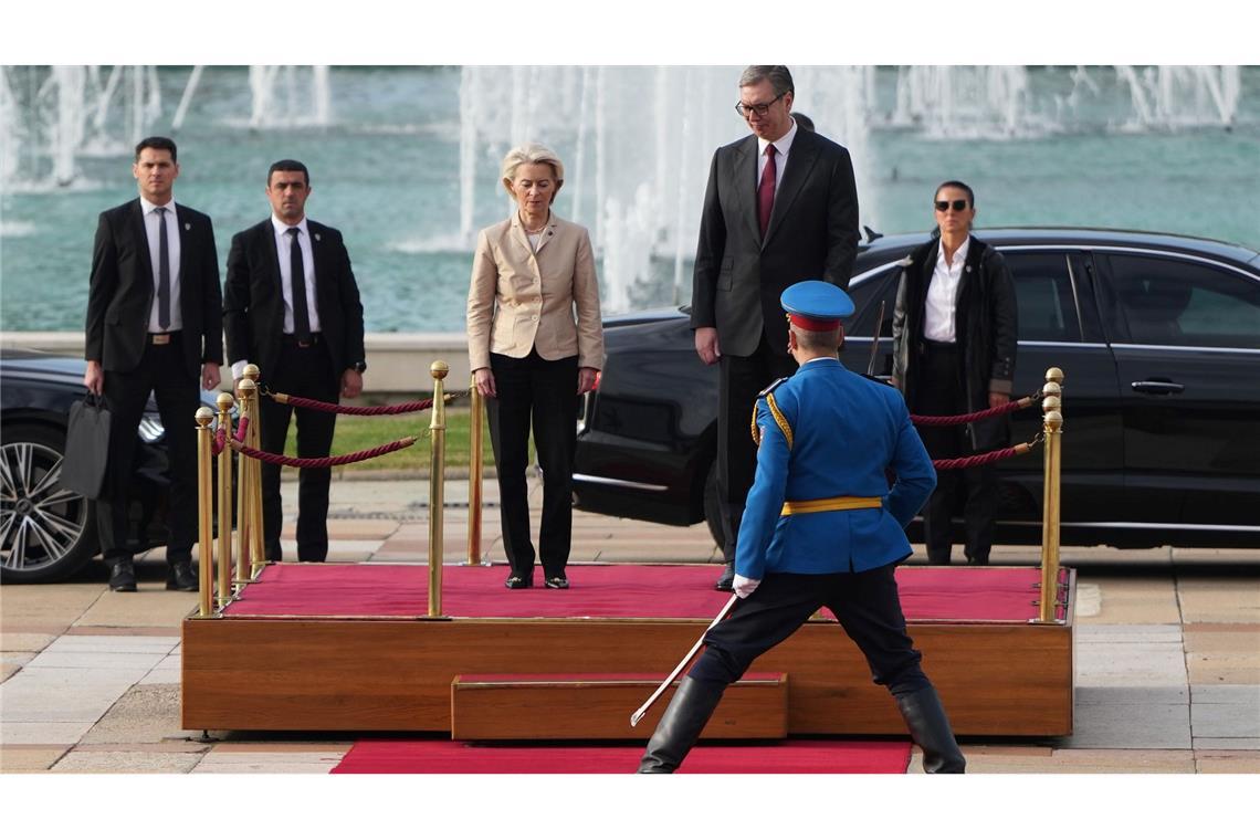 Von der Leyen zu Besuch in Belgrad: Empfang mit militärischen Ehren