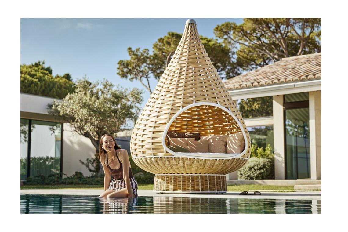 Von der Natur abgeschaut: „Nestrest“ (hier die auf dem Boden stehende Version, es gibt sie auch hängend) ist inspiriert von einem  Vogelnest, entworfen von Fred Frety und Daniel Pouzet, hier in einer farblichen Variante vom Studio Besau Marguerre.