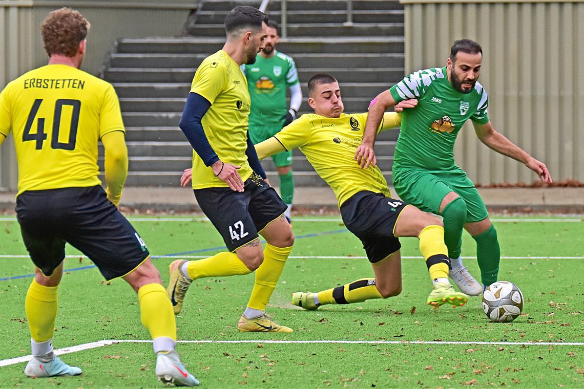 Von der SGM um Markus Maier, Charalambos Parharidis und Nico Krause (von links) nicht zu stoppen: Arif Akgun und der FCV. Foto: Tobias Sellmaier