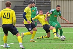 Von der SGM um Markus Maier, Charalambos Parharidis und Nico Krause (von links) nicht zu stoppen: Arif Akgun und der FCV. Foto: Tobias Sellmaier