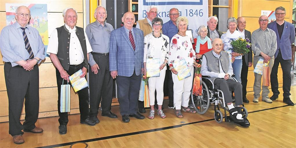 Von der TSG und Rainer Mögle (rechts) hoch dekoriert: Albert Wieland, Horst Eblen, Eugen Sammet, Friedrich Peter, Klaus Krull, Renate Pöllich, Rolf Hettich, Irene Förg, Anneliese Herberts, Peter Distelrath, Gisela Müller, Erich Wegscheider, Peter Schübel (von links) sowie Gustav Spinner (vorne). Foto: T. Sellmaier