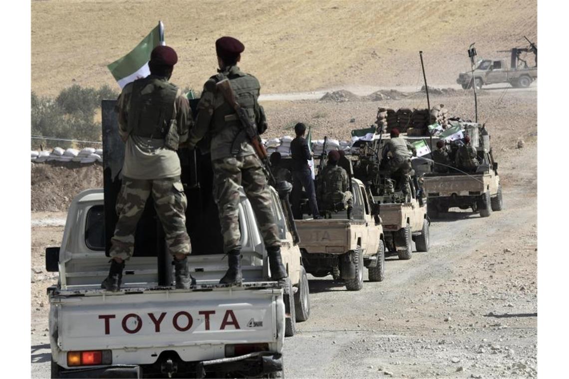 USA fordern Abbruch von Syrien-Offensive Von der Türkei unterstützte Kämpfer der „Freien Syrischen Armee“ sind auf dem Weg in die syrische Stadt Tall Abyad. Foto: Uncredited/DHA/dpa