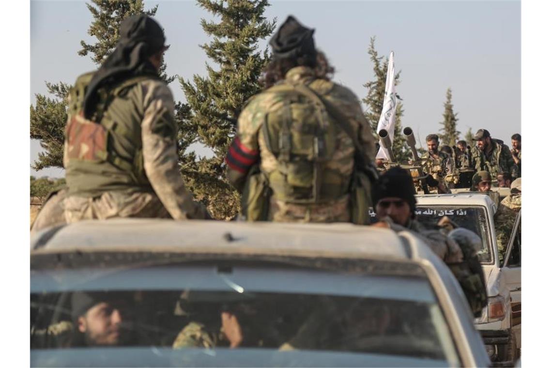 Von der Türkei unterstützte Rebellen der Syrischen Nationalarmee nahe der Grenze zwischen Syrien und der Türkei. Foto: Anas Alkharboutli/dpa