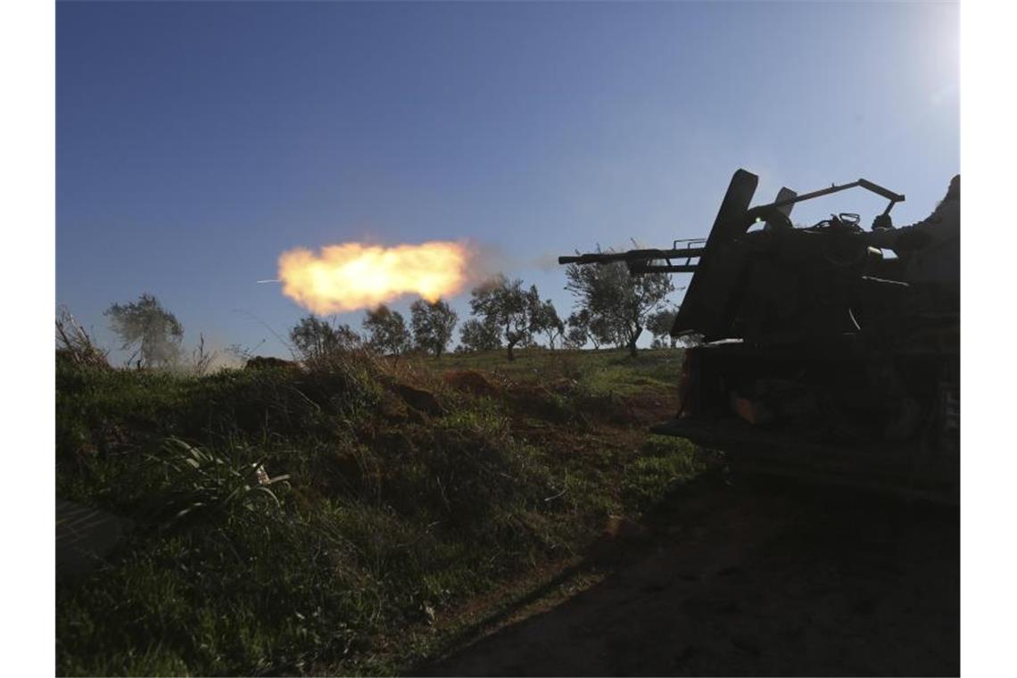 Putin dämpft Hoffnung auf Syrien-Gipfel Von der Türkei unterstützte Rebellenkämpfer feuern eine Haubitze ab. Aus Idlib flohen nach UN-Angaben seit Anfang Dezember fast 950 000 Menschen. Foto: Ghaith Alsayed/AP/dpa