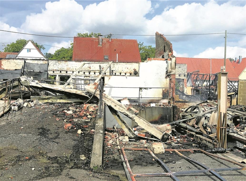 Großbrand im Frühmesshof Von der uralten, umgebauten Fachwerkscheune bleibt so gut wie nichts mehr übrig.