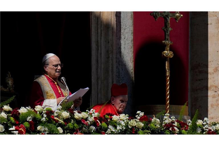 Von der zentralen Loggia des Petersdoms spendet Leo XIV. den Segen Urbi et Orbi.