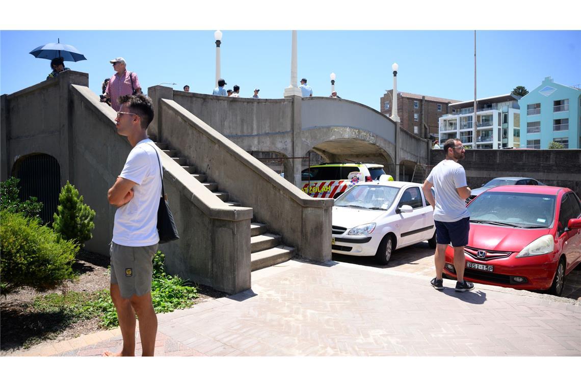 Von dieser Fußgängerbrücke aus feuerten die Täter in die Menge.