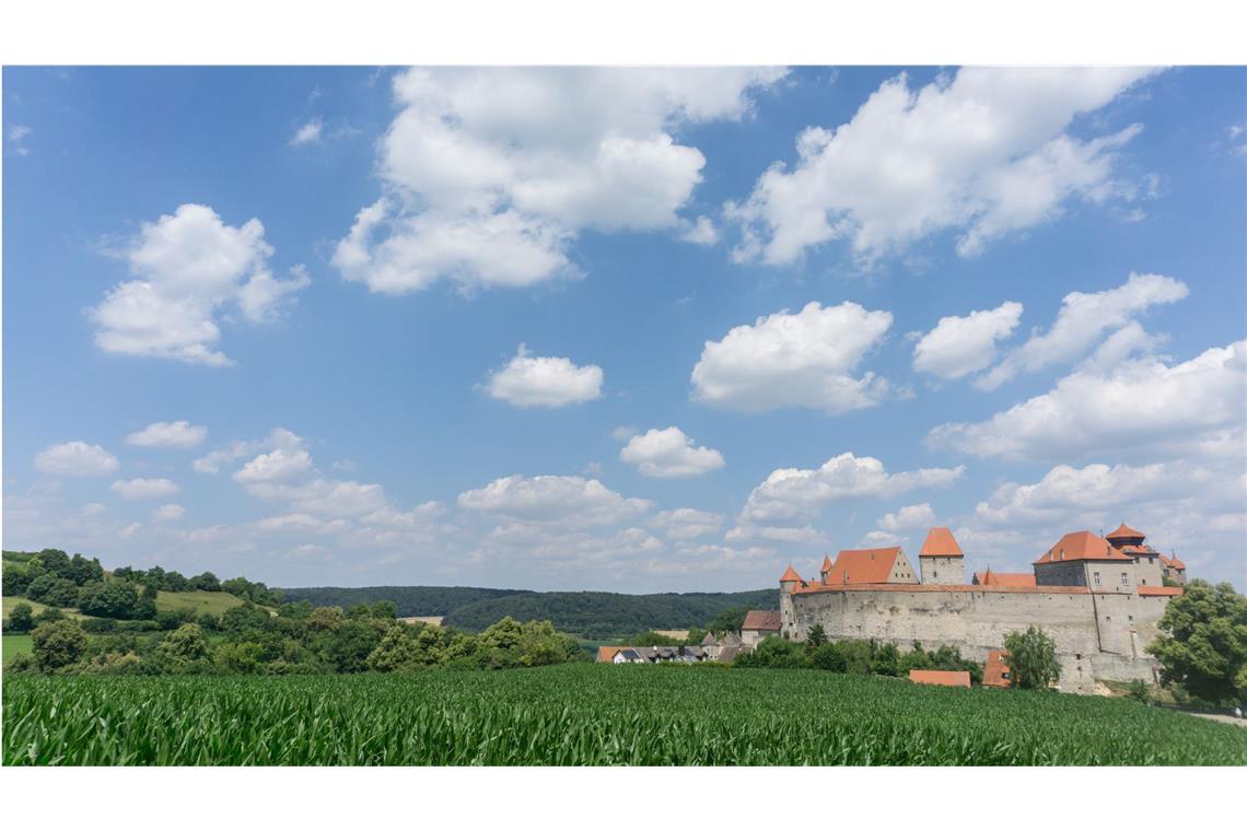 6 x 60 Kilometer Laufen – mit einem guten Essen kein Problem Von Donauwörth an der Donau bis Tuttlingen an der Donau verläuft der 360 Kilometer lange Albsteig entlang des Albtraufs – die Donau selbst wird aber tatsächlich nur zu Beginn und zum Ende berührt. Wir zeigen die schönsten Höhepunkte dieses „Hauptwanderwegs 1“ des Schwäbischen Albvereins.Die gewaltige Anlage des Schlosses Harburg erreicht man gleich am ersten Tag.