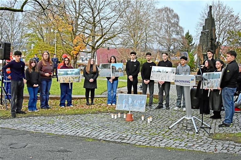 Von einem Besuch eines Soldatenfriedhofs in den Niederlanden berichten die Schülerinnen und Schüler Nebi Ismail (von links), Christina Garselos, Vlera Querrimi, Monica Neves Ferreira, Elli Lovic, Mahmutaj Teuta, Kusay Al Reefai, Omar Abo Almasri, Kevin Bort, Elham Nikozada, Luigia Melillo, Julian Burez, Elif Akgyn und Moutaz Hussein Arnous. Foto: Tobias Sellmaier