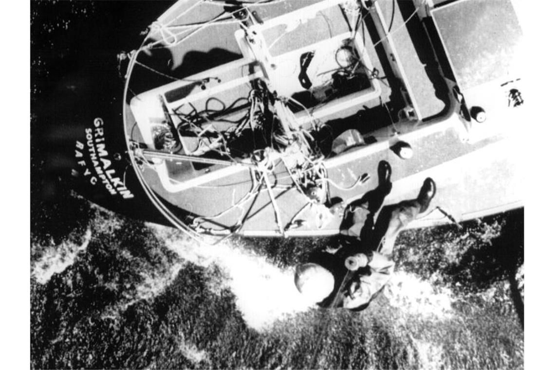 Von einem Marinehubschrauber wird ein Helfer auf die verlassen auf See gefundene britische Jacht „Grimalkin“ heruntergelassen. Foto: UPI