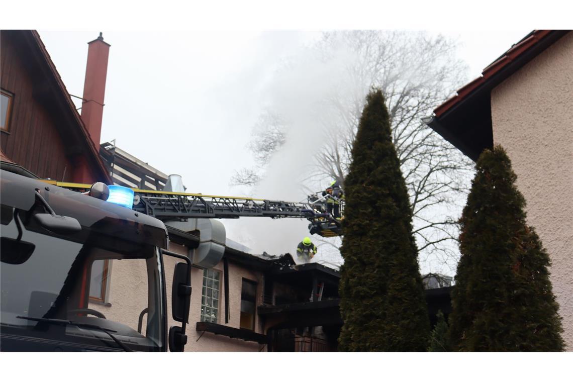 Von einem Papiermüllcontainer hat ein Feuer in Nagold (Kreis Calw) auf ein Wohnmobil und ein Carport übergegriffen.
