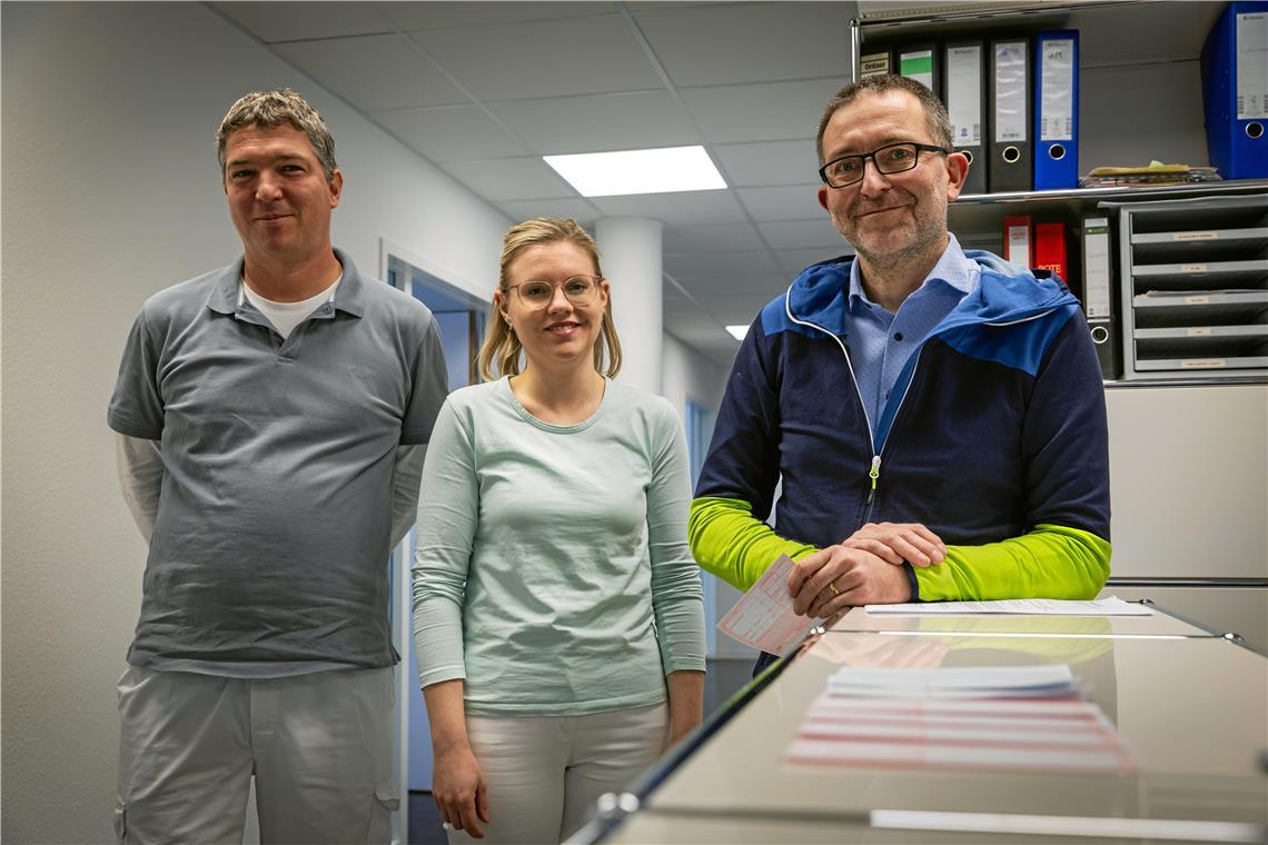 Das E-Rezept startet im Rems-Murr-Kreis teils holprig Von Entlastung keine Spur: Die Ärzte Rainer Kuke, Raphaela Endres und Jens Steinat (von links) und ihr Team haben in der Praxis in Unterweissach fast täglich mit Systemabbrüchen zu kämpfen. Und von anderen Praxen werden ebenso Probleme gemeldet. Foto: Alexander Becher