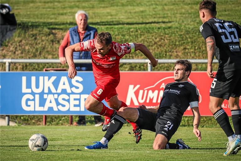 Von Essingen gestoppt: Julian Geldner (links) und die TSG Backnang. Foto: Alexander Becher