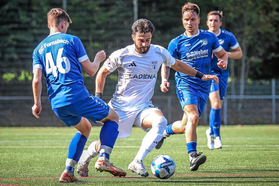 Fußball-Kreisliga A 2: Der VfR Murrhardt nutzt im Derby gegen Fornsbach seinen Heimvorteil Von Fornsbach nicht zu stoppen: Muhammat Hamza Karadeniz und der VfR. Foto: Alexander Becher
