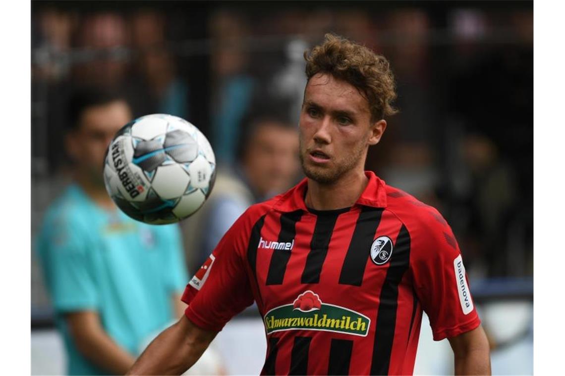 Freiburg wahrscheinlich auch in Bremen ohne Waldschmidt von Freiburg schaut den Ball an. Foto: Patrick Seeger/dpa/Archivbild