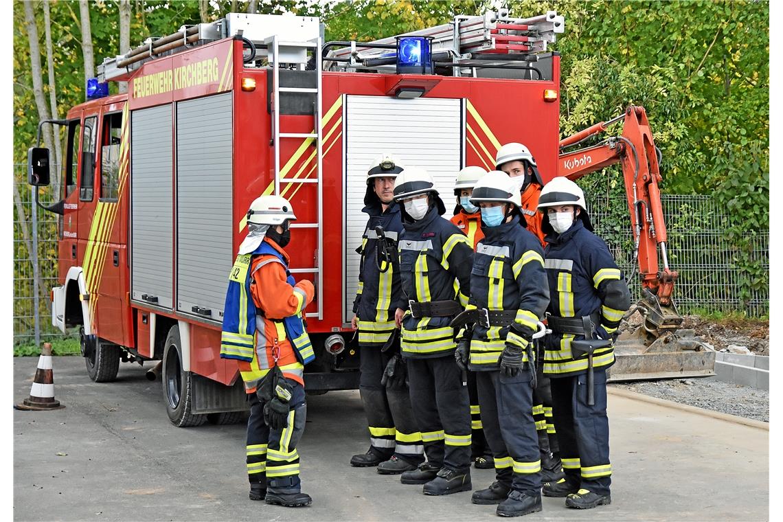 Von ihrem Gruppenführer bekommen die Feuerwehrleute Instruktionen.