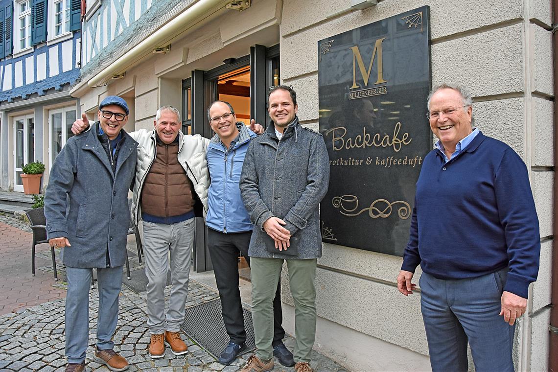 Von ihren Umzugs- und Neueröffnungsplänen berichten (von rechts): Bernd Mildenberger und seine beiden Söhne Richard und Friedrich sowie die beiden Santa-Lucia-Geschäftsführer Domenico Fazio und Natale Mannara. Foto: Tobias Sellmaier