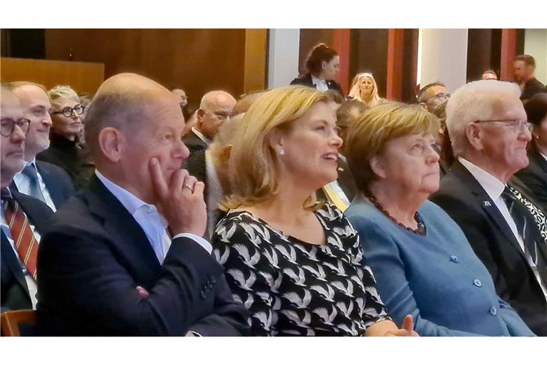 Von links: Altkanzler Olaf Scholz, Bundestagspräsidentin Julia Klöckner,  Altkanzlerin Angela Merkel und Winfried Kretschmann, Ministerpräsident von Baden-Württemberg, bei der Abschiedsveranstaltung für Kretschmann in Berlin.