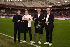 Von links: Andreas Grupp, Vizepräsident VfB Stuttgart, Sportkreispräsident Reinhold Sczuka, Landrat Richard Sigel und VfB-Präsident Dietmar Allgaier bei der offiziellen T-Shirt-Übergabe beim Spiel gegen den HSV am 12. April. Foto: VfB Stuttgart