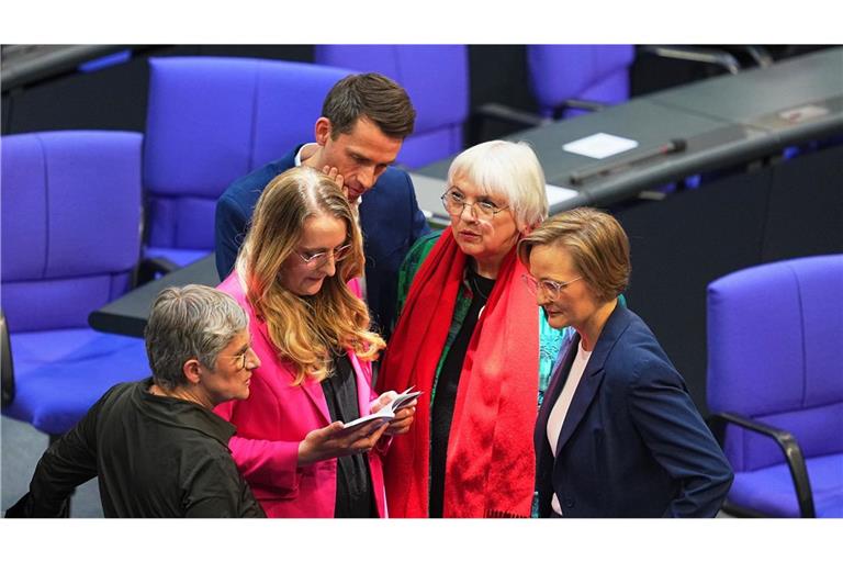 Von links: Britta Haßelmann und Katharina Dröge, beide Vorsitzende der Bundestagsfraktion von Bündnis 90/Die Grünen, neben Claudia Roth (Bündnis 90/Die Grünen), geschäftsführende Staatsministerin für Kultur und Medien, und Franziska Brantner, Bundesvorsitzende von Bündnis90/Die Grünen