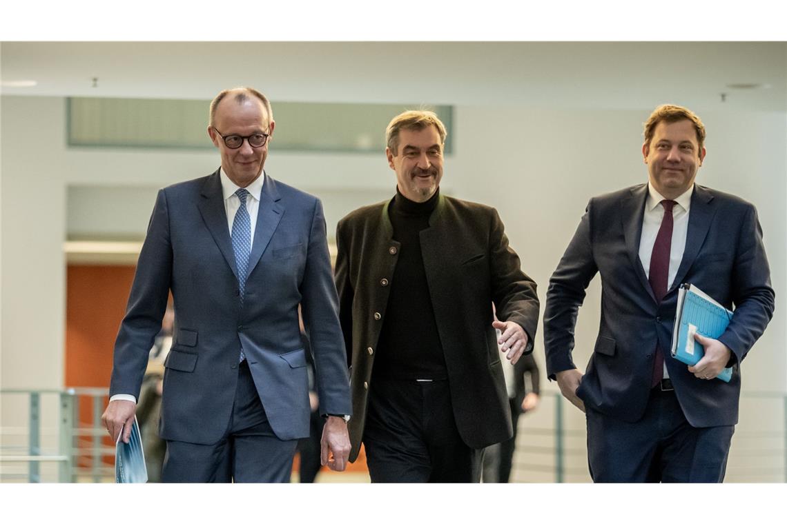 Von links: Bundeskanzler Friedrich Merz, Markus Söder, Ministerpräsident von Bayern und CSU-Vorsitzender, und Lars Klingbeil, Bundesminister der Finanzen