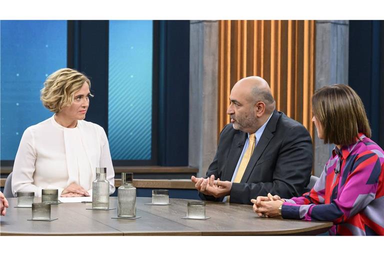 Von links: Caren Miosga, Grünen-Politiker Omid Nouripour, Jenny Havemann, deutsch-israelische Unternehmerin und Podcasterin