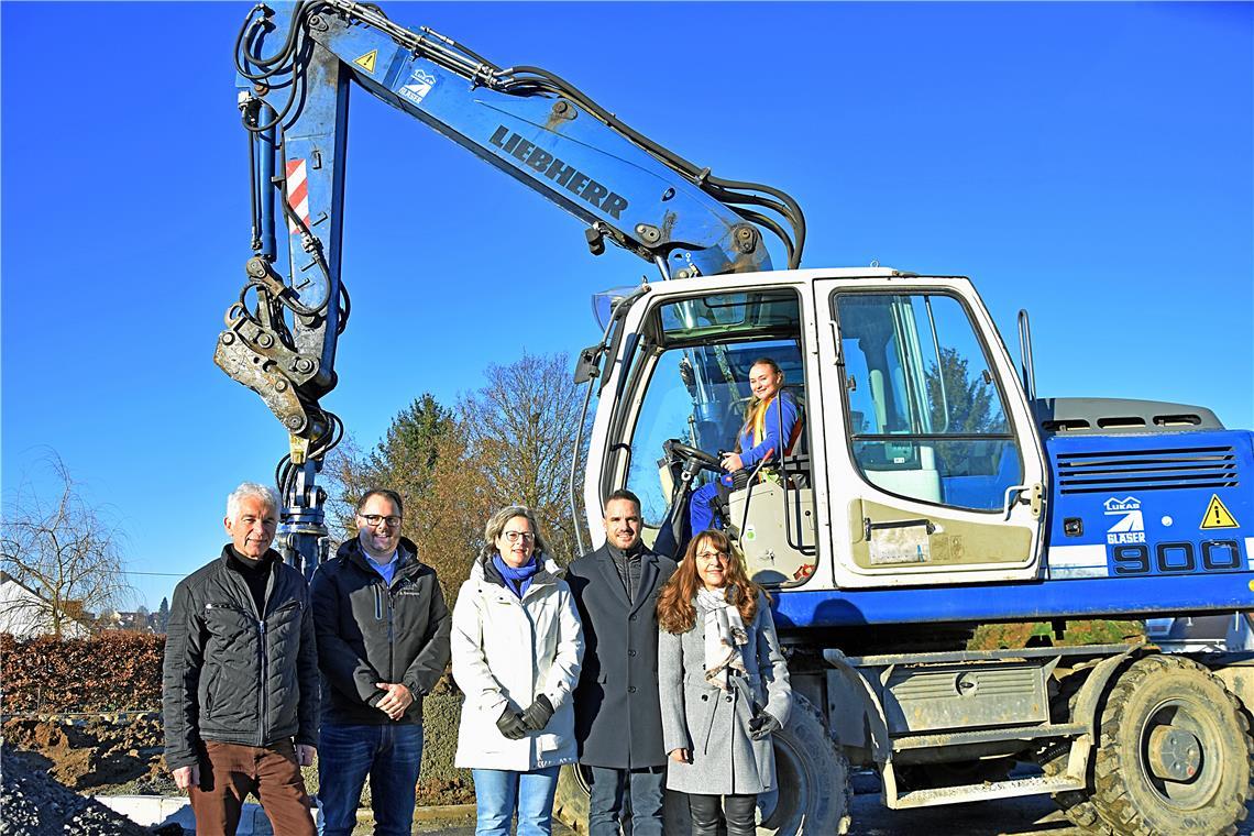 Aspacher Neubaugebiet Stegmühlenweg ist erschlossen Von links: Christoph Maier (Ingenieurbüro Frank), Andreas Benignus (Aspa-Gruppe), Susanne Wenzel (Ingenieurbüro Frank), Christoph Kübler (Lukas Gläser) und Bürgermeisterin Sabine Welte-Hauff freuen sich über das gelungene gemeinsame Projekt. Im Führerhaus waltet die Baugeräteführerin Katrin Look von der Firma Lukas Gläser ihres Amtes. Foto: Tobias Sellmaier